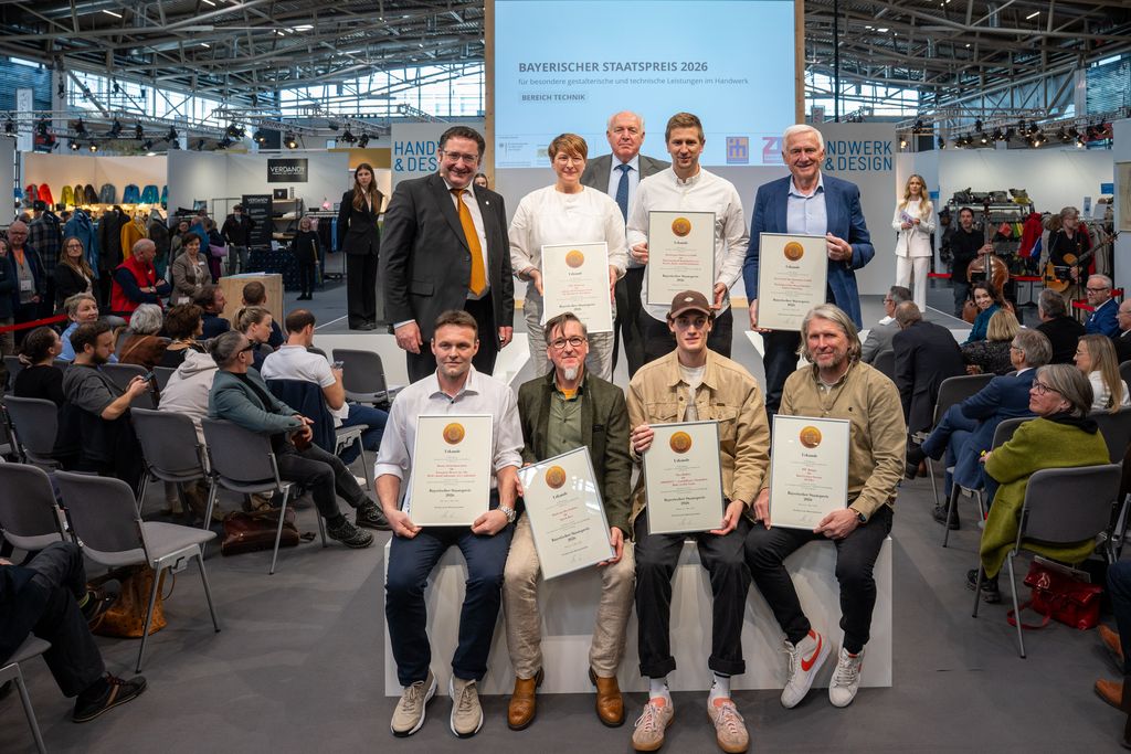 Bayerns Wirtschaftsstaatssekretär Tobias Gotthardt mit den Preisträgern der Bayerischen Staatspreise im Bereich Technik.