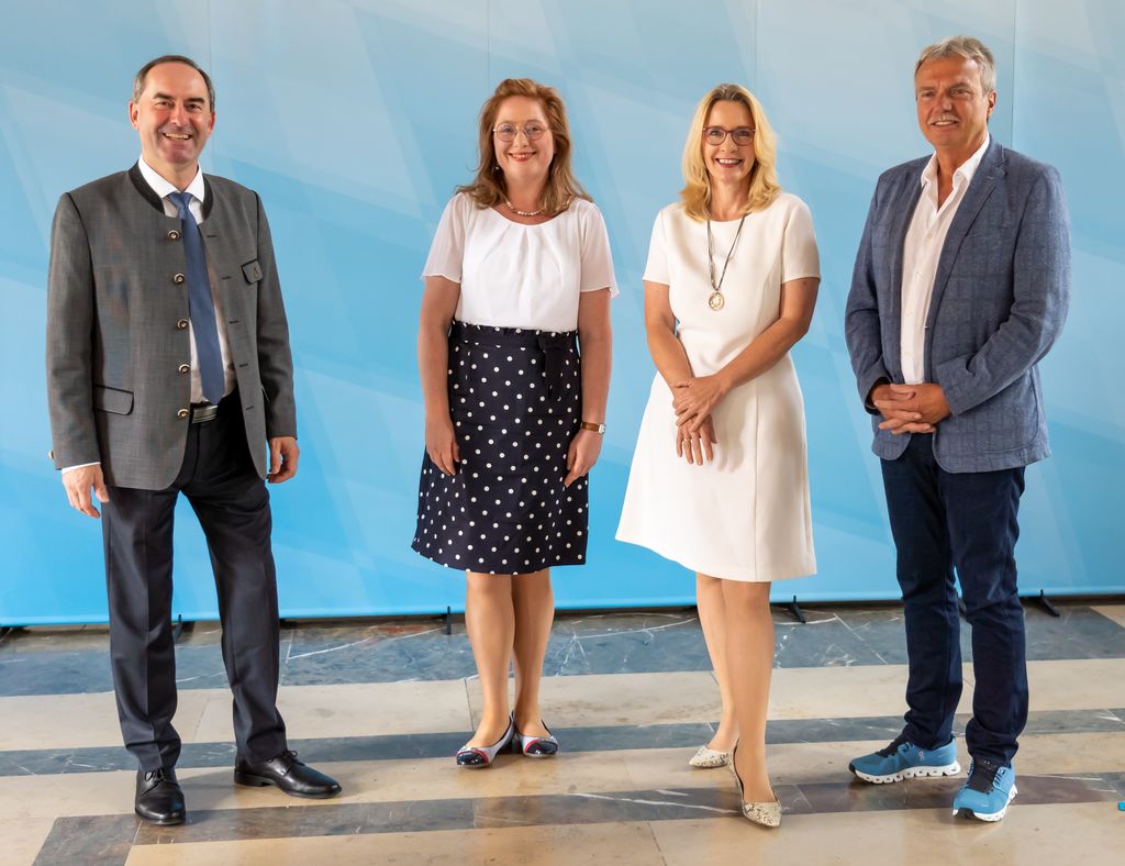 Wirtschaftsminister Hubert Aiwanger; Daniela Leipelt, Bad Füssing; Barbara Radomski, Bayern Tourismus Marketing GmbH; Prof. Alfred Bauer, Bayerisches Zentrum für Tourismus (Foto: StMWi/ E. Neureuther)