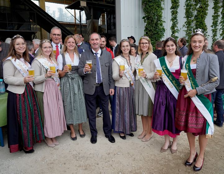 Wirtschaftsminister Hubert Aiwanger mit den Hopfenköniginnen und Hopfenbau-Präsident Adi Schapfl vor dem Hopfenmuseum in Wolnzach. Foto: Elke Neureuther/StMWi
