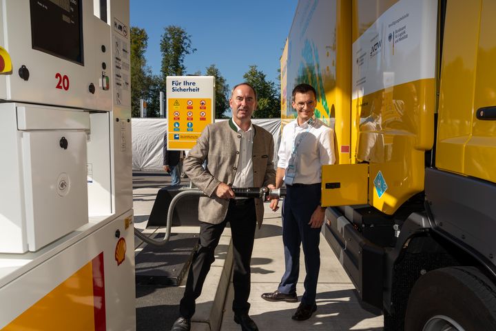 Bayerns Wirtschaftsminister Hubert Aiwanger und Lorenz Maier (Geschäftsführer von Maier Korduletsch). Foto: StMWi/E. Neureuther