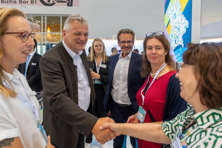 Bayerns Wirtschaftsstaatssekretär Roland Weigert besucht die IAA MOBILITY 2023 