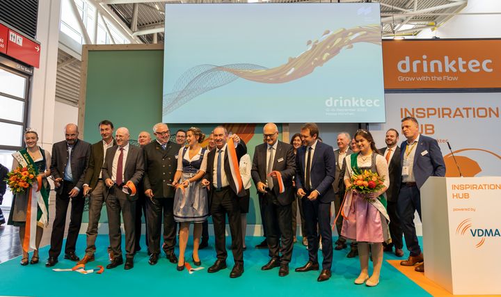 Die Messe ist eröffnet: Ribbon Cutting mit den Geschäftsführern der Messe München, Dr. Reinhard Pfeiffer und Stefan Rummel, und königlichem Glanz. Hierfür sorgten u.a. die Bayerische Bierkönigin Sarah Jäger und die Hallertauer Hopfenkönigin Susanne Kaindl. (Foto: StMWi / E. Neureuther)
