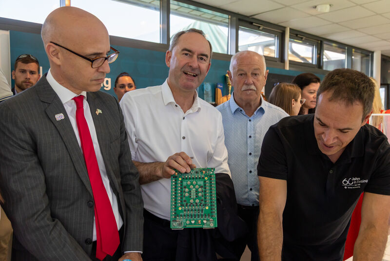 Bayerns Wirtschaftsminister Hubert Aiwanger besucht das 60-jährige Jubiläum von Texas Instruments in Freising, mit Dr. James Miller, US-Generalkonsul (links) und Benno Zierer (Mitglied des Landtags).
Foto: Texas Instruments