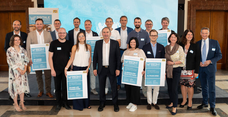 Bayerns Wirtschaftsminister Hubert Aiwanger hat sechs bayerische Handelsunternehmen im ob Wettbewerb „Digitale Champions im bayerischen Handel 2026“ für besonders überzeugende Digitalisierungsprojekte ausgezeichnet. Foto: StMWi/Bastian Brummer
