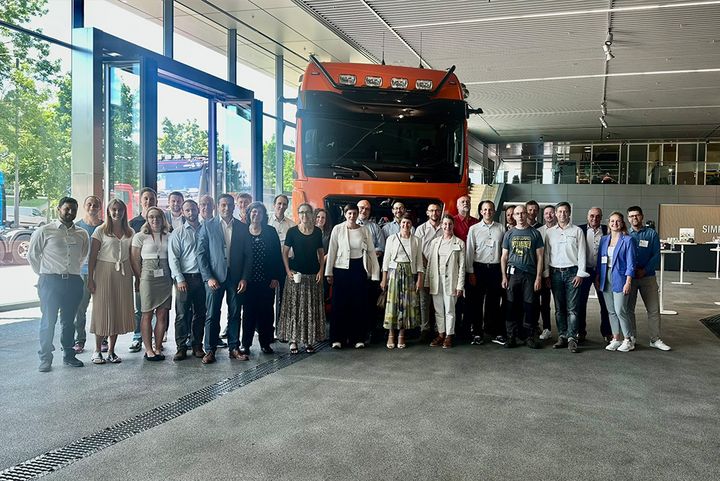 Gruppenbild vor einem LKW bei MAN.