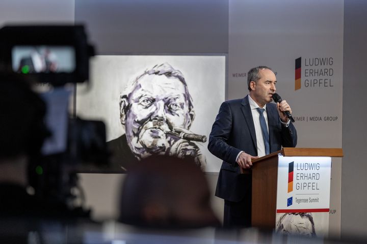 Bayerns Wirtschaftsminister Hubert Aiwanger beim Impulsvortrag im Rahmen des Ludwig-Erhard-Gipfels 2024.