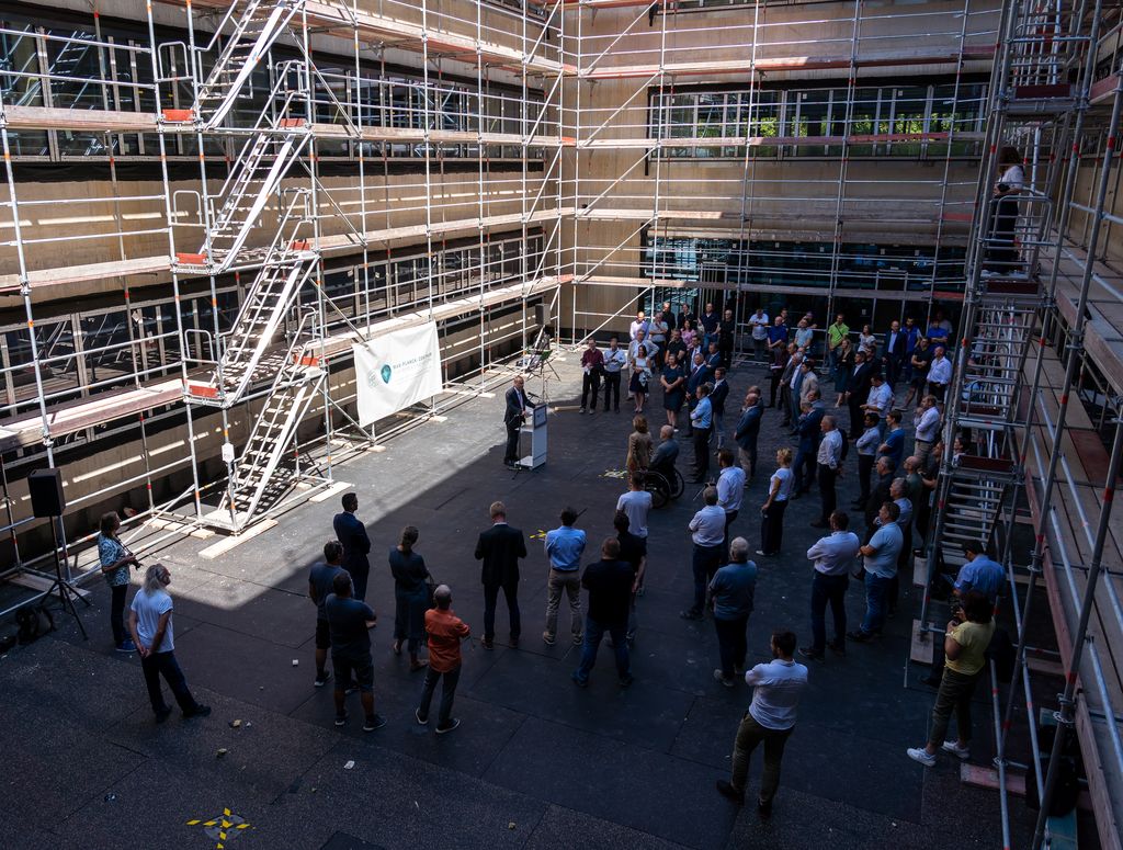 Bayerns Wirtschaftsminister Hubert Aiwanger ließ die Verantwortlichen beim Richtfest in Erlangen hochleben: Gemeinsam mit den Bauherren, Architekten und Handwerker wurde heute der Rohbau des Max-Planck-Zentrums für Physik und Medizin gefeiert. (Foto: StMWi / Elke Neureuther)
