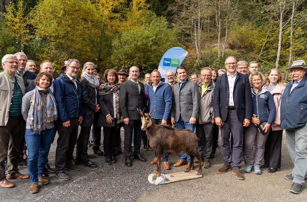 Wirtschaftsminister Hubert Aiwanger bei der Eröffnung der Gamsbeobachtungsstation am Riedbergpass (Foto: StMWi / E. Neureuther)