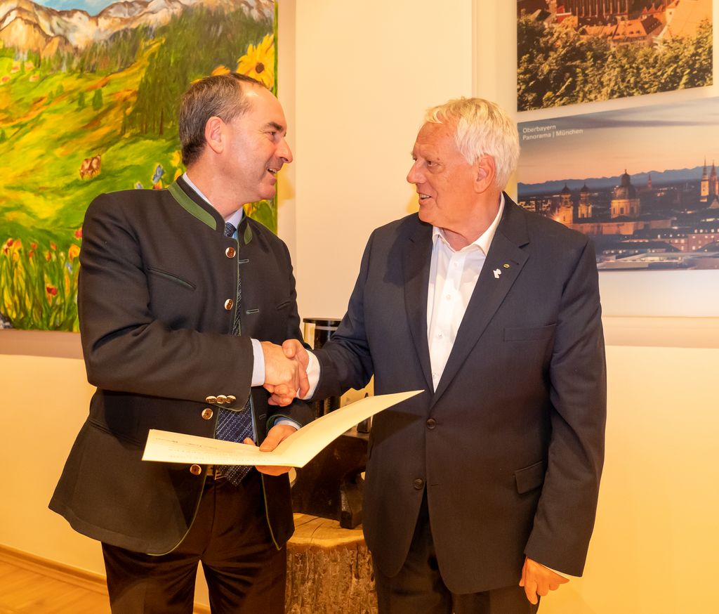 Wirtschaftsminister Aiwanger überreicht die Auszeichnung an den Gastronomen Ulrich Max Großmann © StMWi/E. Neureuther