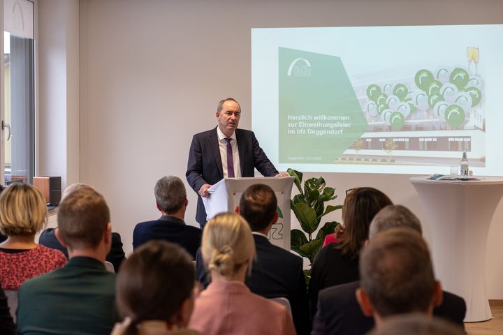 Wirtschaftsminister Aiwanger eröffnet den neuen bfz-Standort in Deggendorf. (Foto: StMWi / E. Neureuther)