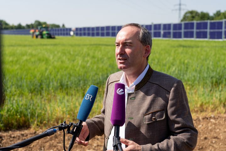 Bayerns Wirtschaftsminister Hubert Aiwanger hat heute an der Eröffnung der Agri-PV-Pilotanlage auf einer Fläche der Bayerischen Staatsgüter in Grub bei Poing teilgenommen. Foto: StMWi/E. Neureuther