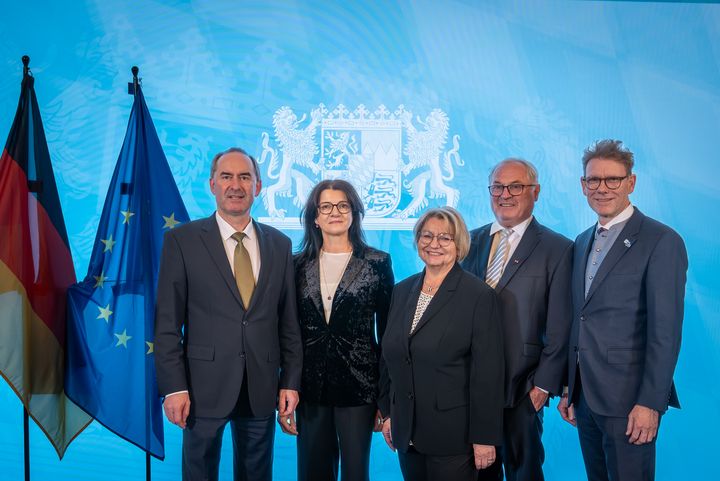 Bayerns Wirtschaftsminister Hubert Aiwanger verleiht die Staatsmedaille für besondere Verdienste um die bayerische Wirtschaft.