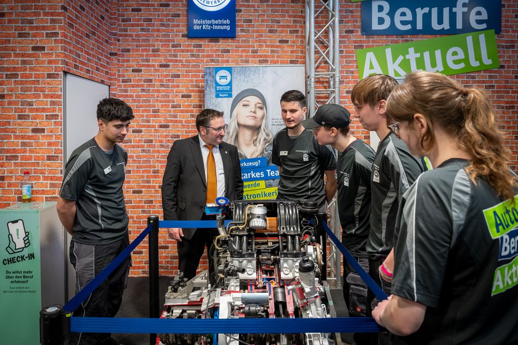 Bayerns Wirtschaftsstaatssekretär Tobias Gotthardt bei dem Messerundgang anlässlich der IHM 2026. 