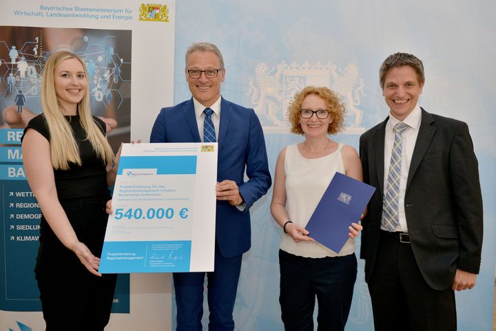 Foerderbescheidübergabe Initiative Bayerischer Untermain 2022_©StMWiA.Schmidhuber Foerderbescheidübergabe Initiative Bayerischer Untermain 2022_©StMWiA.Schmidhuber