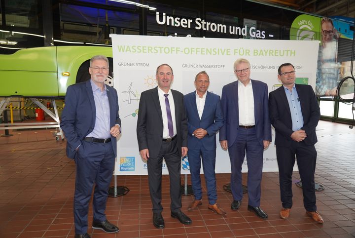 Bayerns Energieminister Hubert Aiwanger mit dem Geschäftsführer der Stadtwerke Bayreuth Jürgen Bayer (1. v. l.), dem bayerischen Umweltminister Thorsten Glauber, Bayreuths Oberbürgermeister Thomas Ebersberger (4. v. l.) und Michael Steinmetz, Bereichsleiter Verkehrsbetrieb (5. v. l.) ©StMWi/A. Ufert