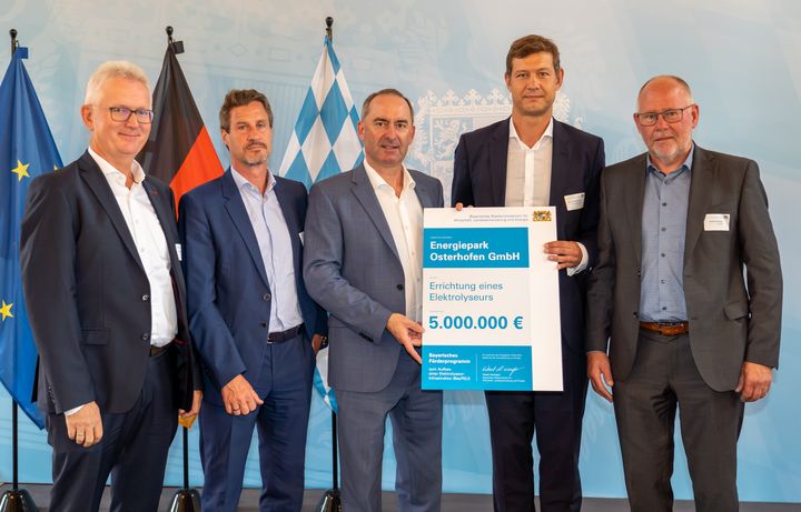 Vertreter des Energieparks Osterhofen nehmen Förderbescheid für den Bau eines Elektrolyseurs entgegen.
Foto: StMWi/E. Neureuther