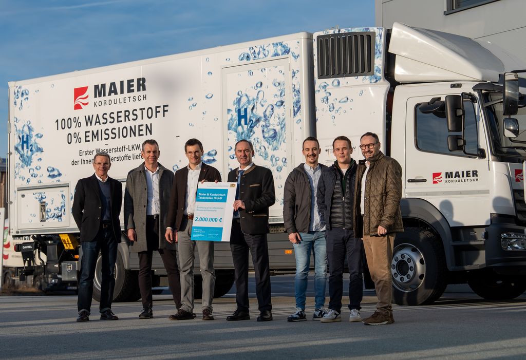 Bayerns Wirtschaftsminister übergibt den Förderbescheid für den Bau einer Wasserstofftankstelle an die Firmengruppe Maier &amp; Korduletsch. Mit dabei waren (v.l.n.r.) Alexander Maier (Geschäftsführer Maier &amp; Korduletsch), Bernhard Wasner (Geschäftsführer Paul Group), Lorenz Maier (Geschäftsführer Maier &amp; Korduletsch) sowie Maximilian, Constantin und Günter Troiber (Geschäftsführer Troiber GmbH).
Foto: StMWi/E. Neureuther