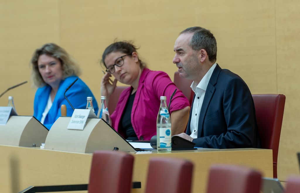 Bayerns Wirtschaftsminister Hubert Aiwanger berichtete im Wirtschaftsausschuss des Bayerischen Landtags. Neben ihm: Die Ausschuss-Vorsitzende Stephanie Schuhknecht und die stellvertretende Vorsitzende Kerstin Schreyer (links). Foto: Elke Neureuther/StMWi