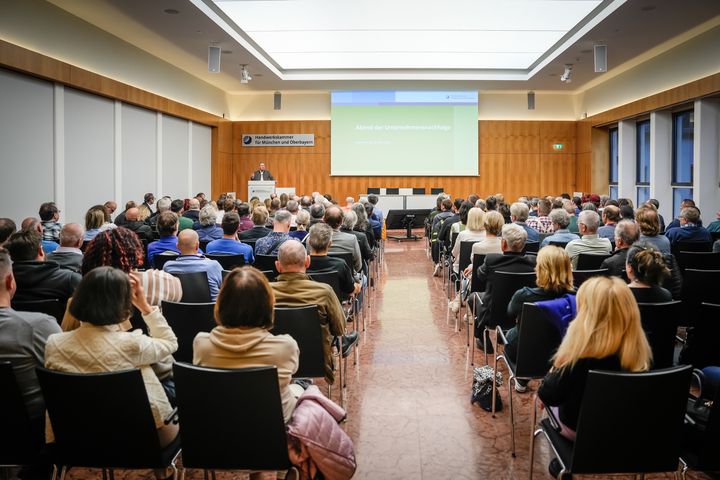 Rund 150 Inhaberinnen und Inhaber nahmen am Abend der Unternehmensnachfolge der Handwerkskammer für München und Oberbayern teil.
Foto: StMWi