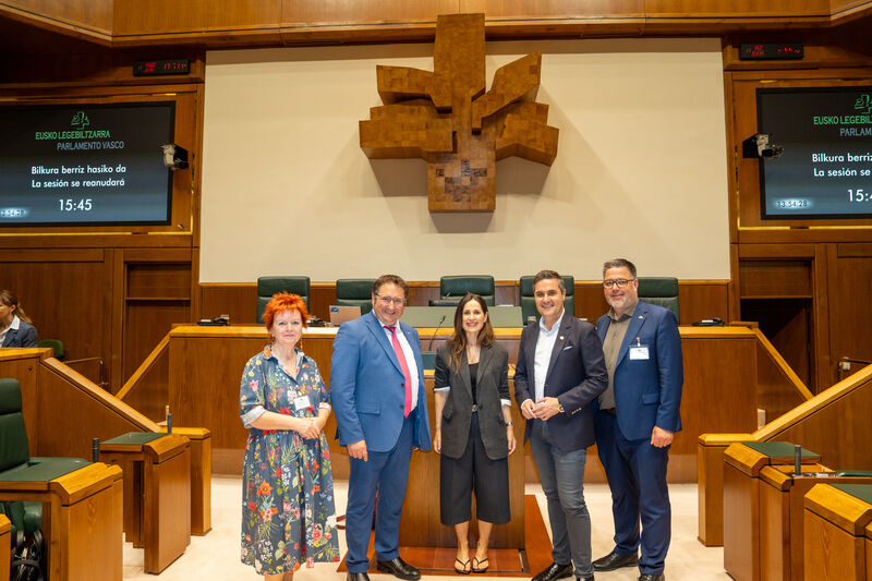 Im baskischen Parlament führte Bayerns Staatssekretär Tobias Gotthardt ein Gespräch mit der Parlamentspräsidentin Bakartxo Tejeria (Mitte) und dem Industrieminister Mikel Jauregi (2. v. r.), gemeinsam mit den Mitgliedern des Landtags Barbara Fuchs (1. v. l.) und Andreas Kaufmann (1. v. r.).
Foto: StMWi