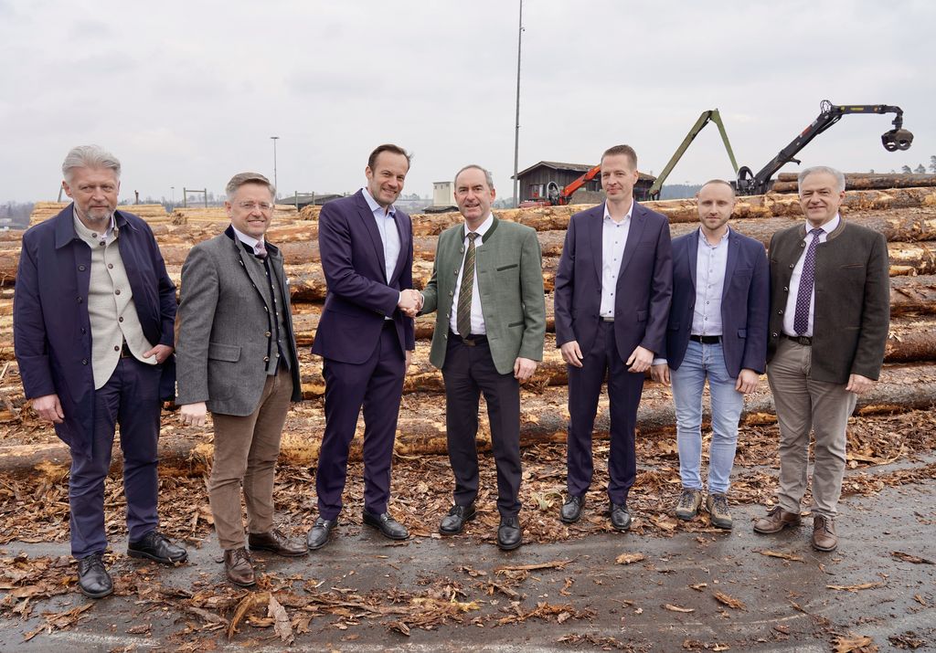 Wirtschaftsminister Hubert Aiwanger beim Rundgang mit Dr. Stephan Lang (CEO) durch das Werk. Foto: StMWi.