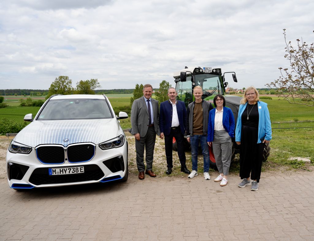(v.l.n.r.) Landrat Bernd Obst, Wirtschaftsminister Hubert Aiwanger, Landwirt Martin Stiegler, Bürgermeisterin Sarah Höfler und MdL Gabi Schmidt tauschen sich über das Projekt aus. Foto: StMWi.