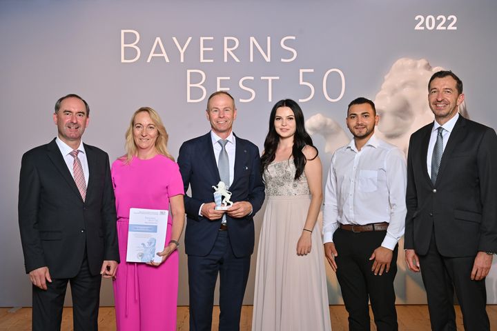 Bayerns Wirtschaftsminister Hubert Aiwanger (links) übergibt die Auszeichnung "Bayerns Best 50" an die Auto Bierschneider GmbH.