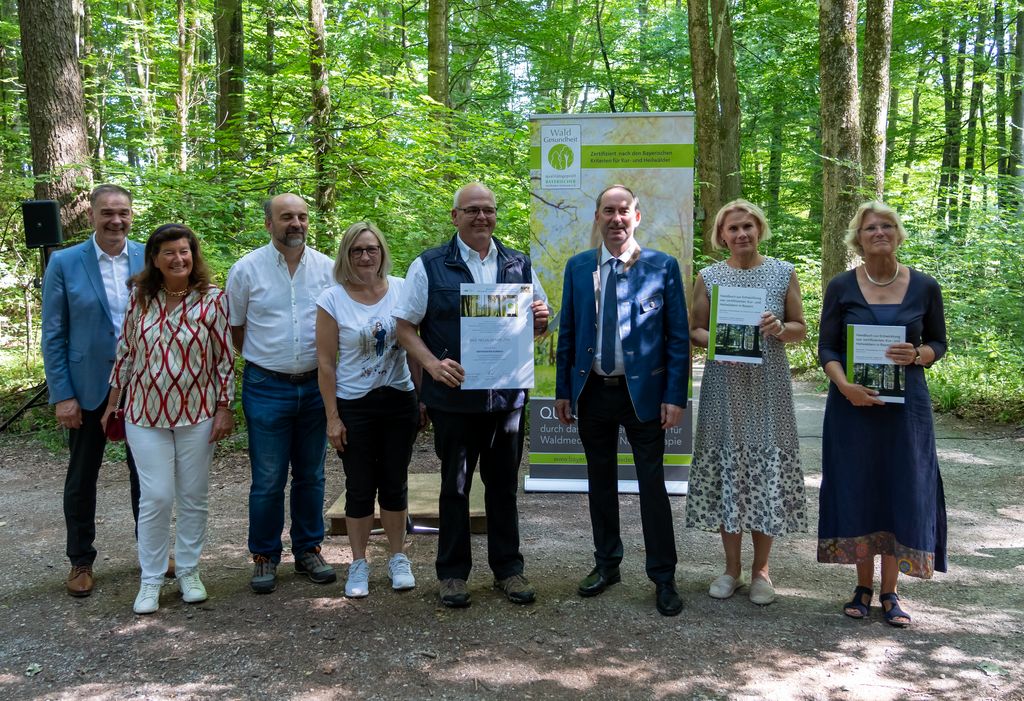 Wirtschaftsminister Hubert Aiwanger ( 3. v. r.) übergibt das Waldgesundheitszertifikat an die Gemeine Bad Neualbenreuth © StMWi/E. Neureuther