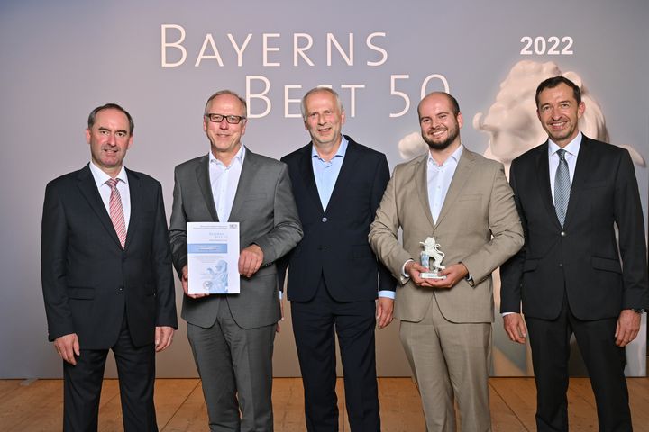 Bayerns Wirtschaftsminister Hubert Aiwanger (links) übergibt die Auszeichnung "Bayerns Best 50" an die EDEKA Stadler + Honner Verwaltungs GmbH.