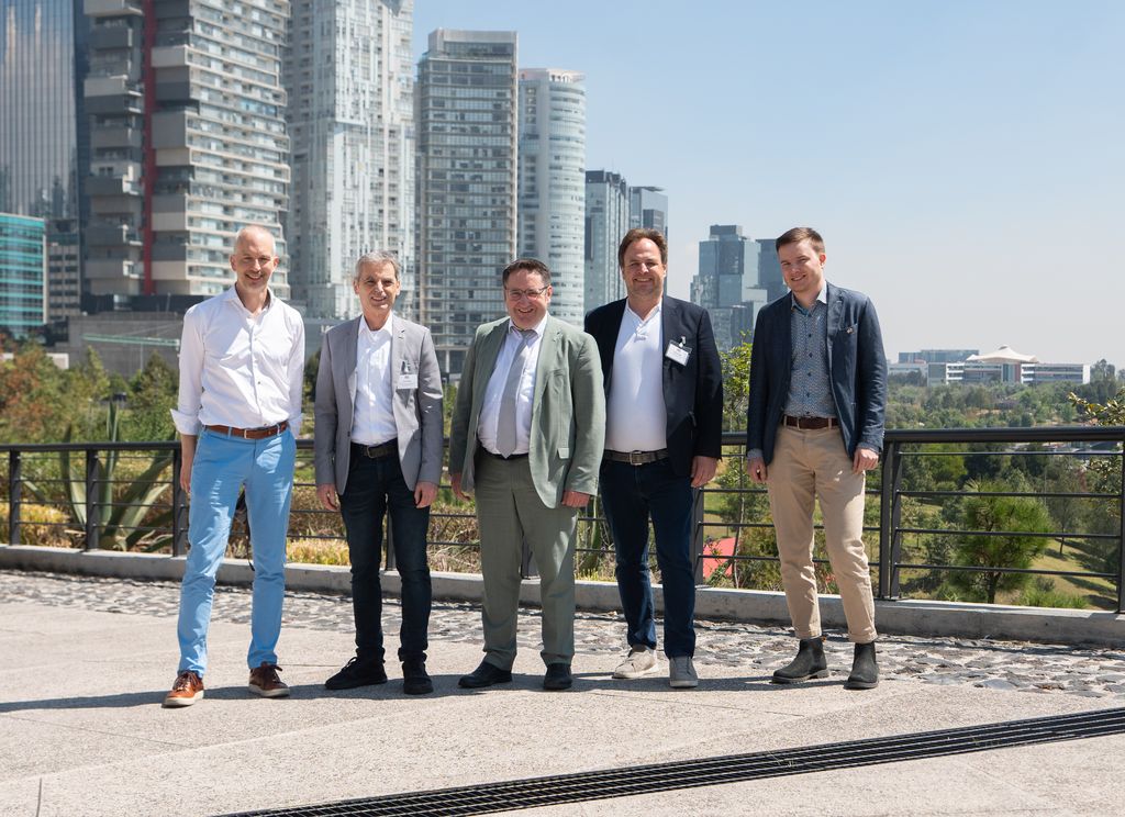 Ein starkes Team aus der Oberpfalz besucht Mexiko (v.l.n.r): Johannes Scheck, Thomas Max, Staatssekretär Gotthardt, Philipp Rank und Oskar Baumann. Foto: StMWi/Bastian Brummer