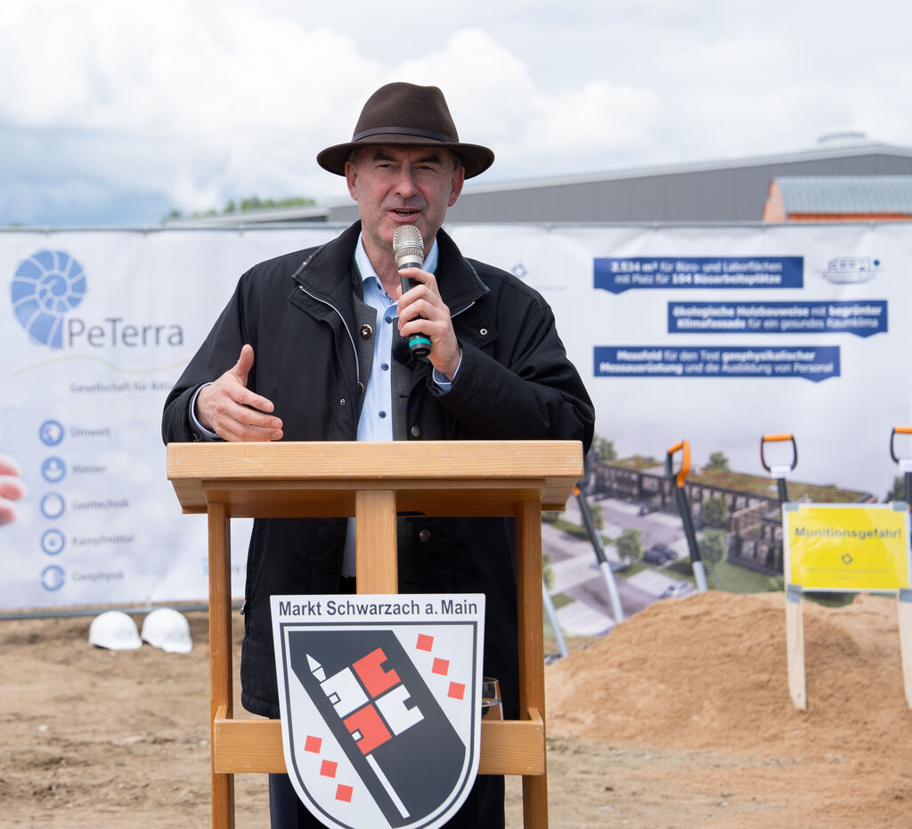 In seiner Rede bezeichnete der Minister den Spatenstich für die neue Firmenzentrale als starkes Signal für Schwarzach und ganz Unterfranken. Foto: StMWi/K. Huber