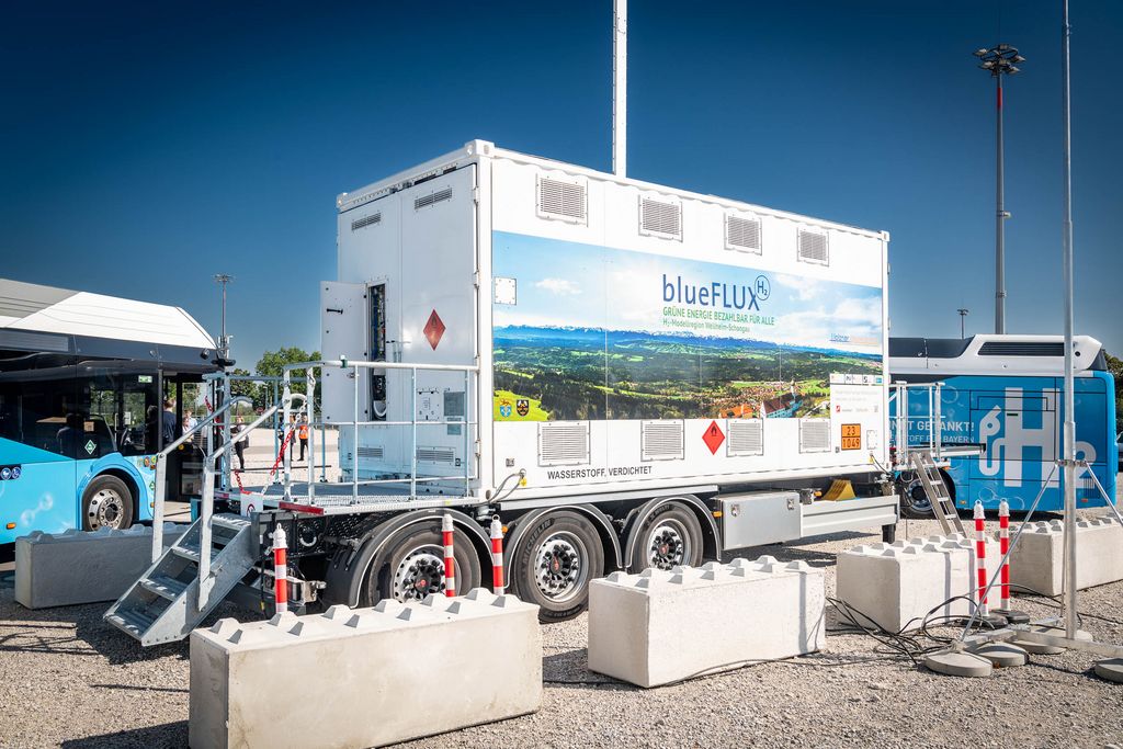 Bayerns Wirtschaftsminister Hubert Aiwanger besucht die IAA MOBILITY 2023