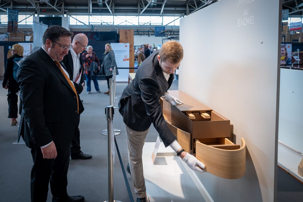 Bayerns Wirtschaftsstaatssekretär Tobias Gotthardt bei dem Messerundgang anlässlich der IHM 2026. 