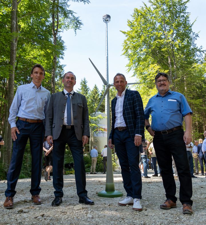 v. l. n. r. Robert Sing (Geschäftsführer Ingenierbüro Sing GmbH), Hubert Aiwanger (Wirtschaftsminister), Thorsten Glauber (Umweltminister) und Erwin Krag (1. Bürgermeister der Gemeinde Fuchstal) © StMWi/E. Neureuther