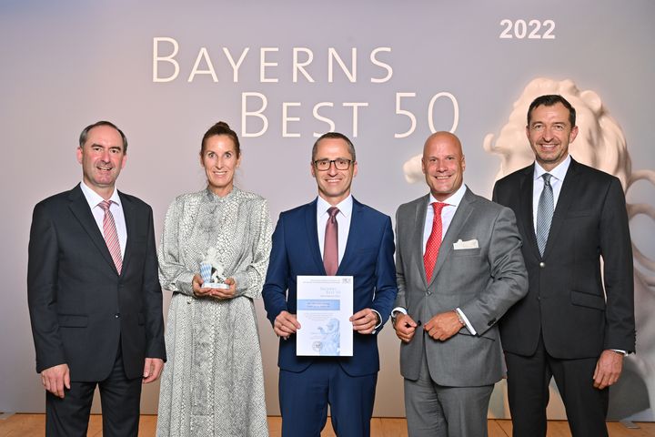 Bayerns Wirtschaftsminister Hubert Aiwanger (links) übergibt die Auszeichnung "Bayerns Best 50" an die MLF Mercator-Leasing GmbH & Co. Finanz-KG.