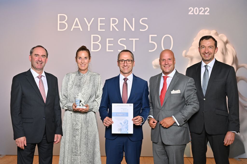 Bayerns Wirtschaftsminister Hubert Aiwanger (links) übergibt die Auszeichnung "Bayerns Best 50" an die MLF Mercator-Leasing GmbH & Co. Finanz-KG.