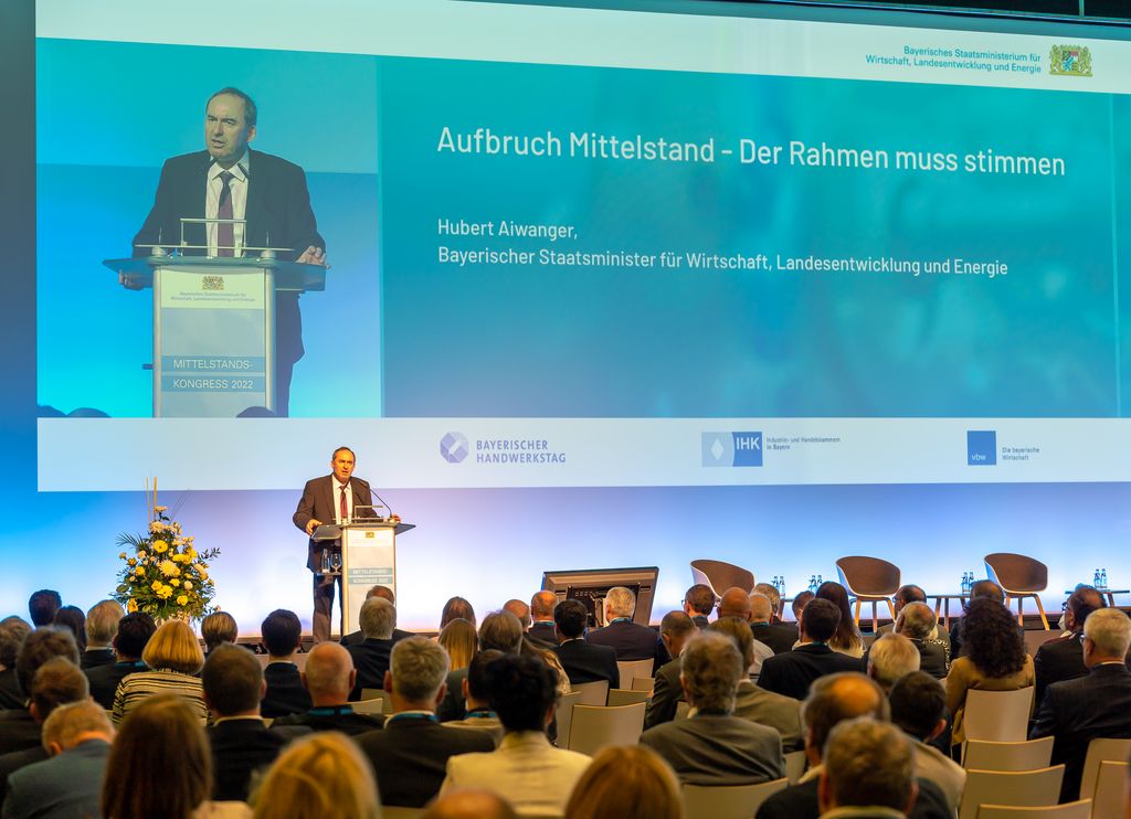 Vorsprung durch Mittelstand: Wirtschaftsminister Hubert Aiwanger macht sich bei seinem Grußwort für mittelständische Betriebe stark.
© StMWi/Elke Neureuther
