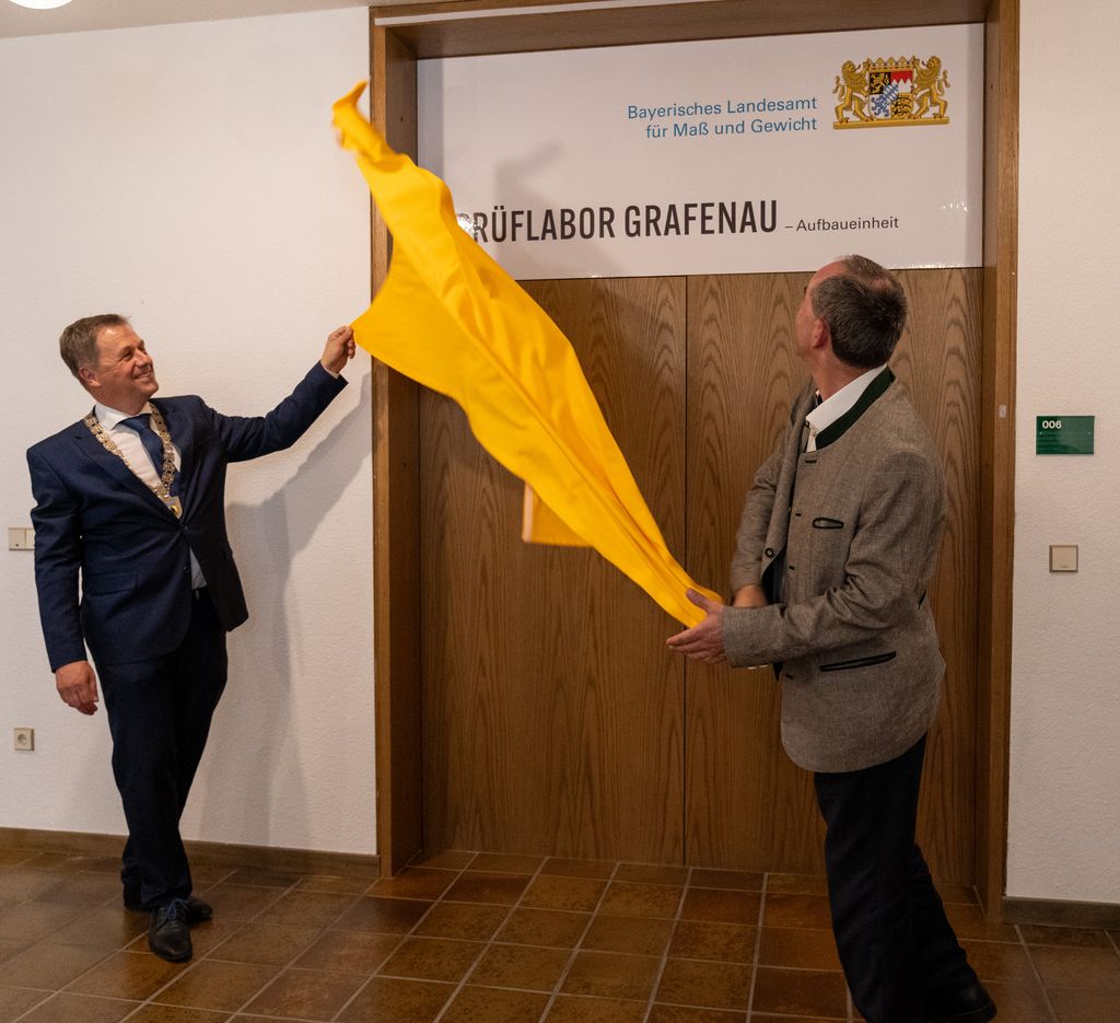 Wirtschaftsminister Hubert Aiwanger eröffnet das Prüflabor des Landesamtes für Maß und Gewicht gemeinsam mit Alexander Mayer (1. Bürgermeister der Stadt Grafenau / UWG) (Foto: StMWi / E. Neureuther)