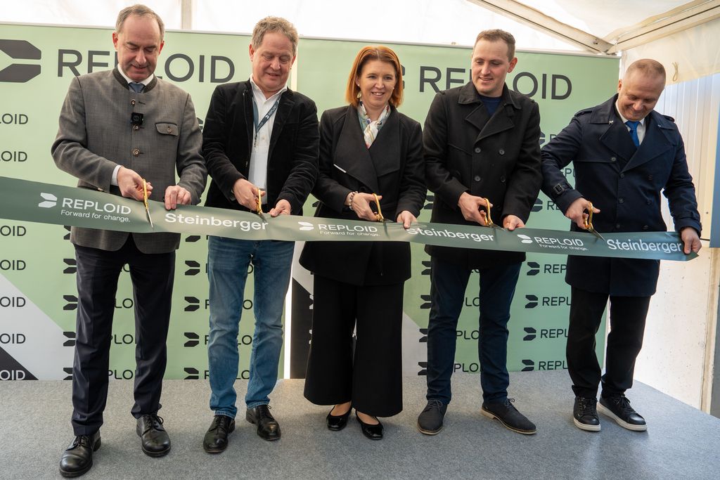 Wirtschaftsminister Hubert Aiwanger eröffnet zusammen mit Florian Schneider (Bürgermeister Burghausen), Landesrätin Michaela Langer-Weninger, Landwirt Simon Steinberger und CEO und Gründer Dr. Philip Pauer die Insektenmastanlage. Foto: StMWi.
