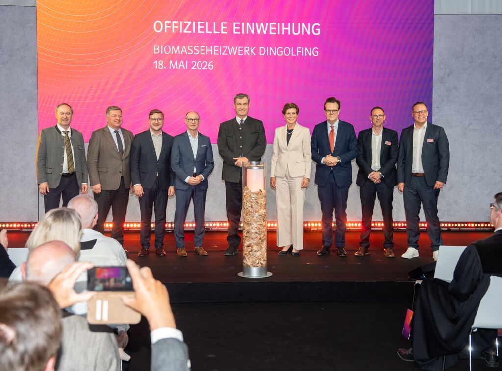 Das Biomasseheizwerk in Dingolfing wurde offiziell eingeweiht - unter anderem mit Bayerns Energieminister Hubert Aiwanger. Foto: B.Brummer/StMWi.