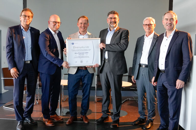 Freuten sich zusammen mit Bayerns Wirtschaftsminister Hubert Aiwanger (r.) über die Ehrenurkunde der IHK Niederbayern zum 25-jährigen Bestehen: Michael Maul-Mock (v. l.) und Christian Hunger, Geschäftsführer der DELTA Gruppe, Florian Vielberger, technischer Geschäftsführer DELTA ImmoTec GmbH, Gerhard Gilch, Geschäftsführer Delta Gebäudetechnik GmbH und Fritz Dräxlmaier, Vorsitzender des Verwaltungsrats der DRÄXLMAIER Group.
Foto: StMWi/ K. Huber