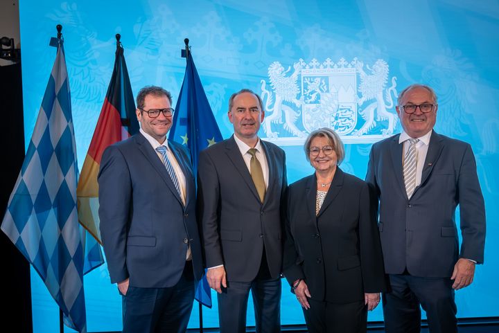 Bayerns Wirtschaftsminister Hubert Aiwanger verleiht die Staatsmedaille für besondere Verdienste um die bayerische Wirtschaft.