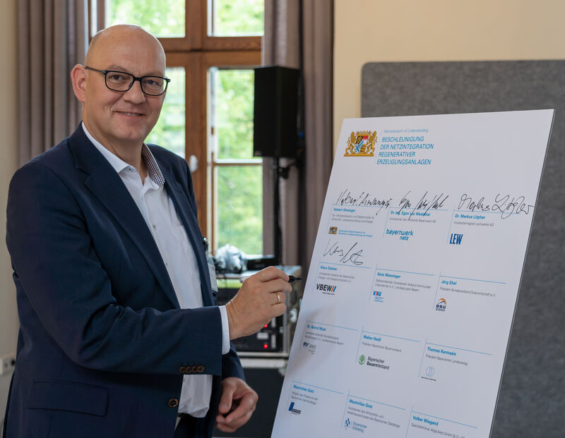 Unterzeichnung des Memorandum of Understanding durch Klaus Steiner (Vorsitzender des Verbands der Bayerischen Energie- und Wasserwirtschaft)