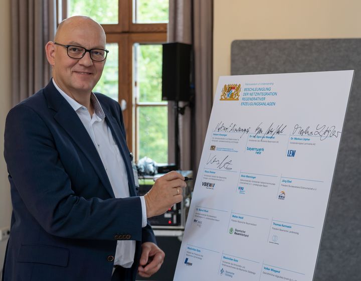 Unterzeichnung des Memorandum of Understanding durch Klaus Steiner (Vorsitzender des Verbands der Bayerischen Energie- und Wasserwirtschaft) 