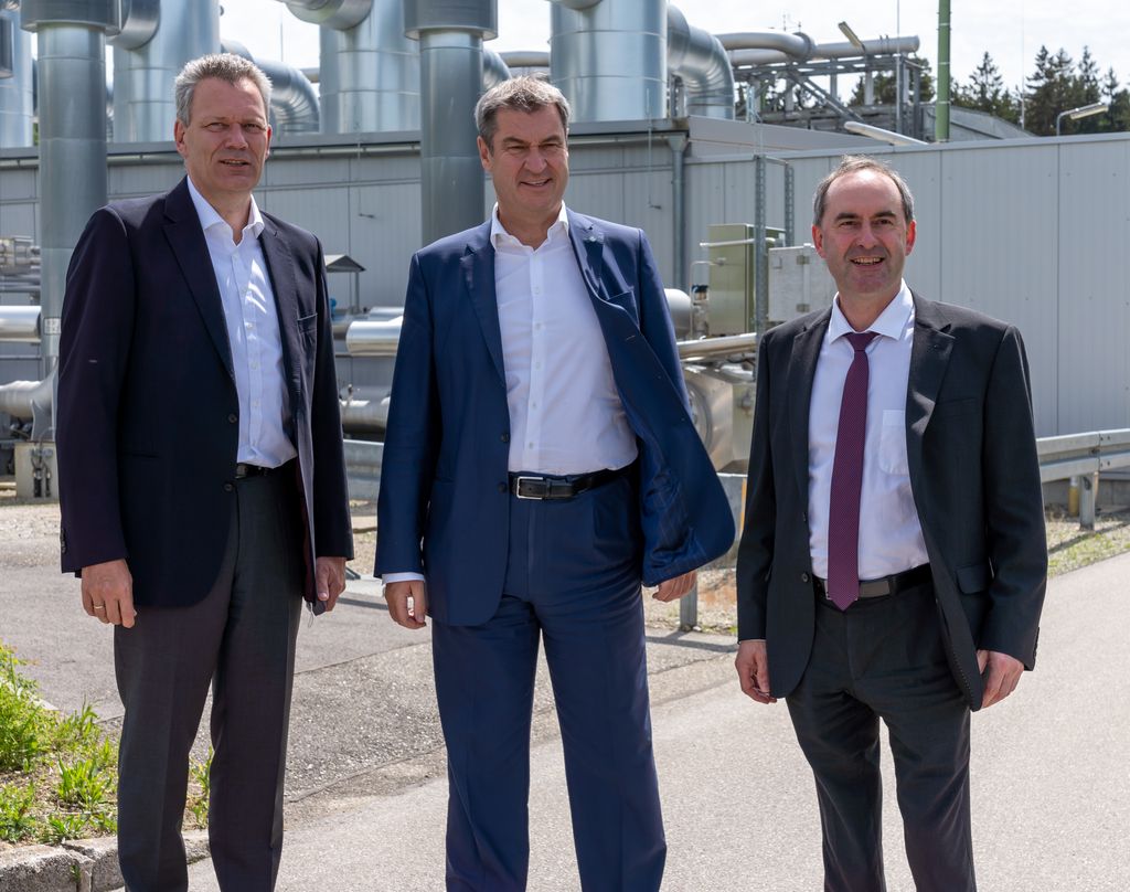Ministerpräsident Dr. Markus Söder und Wirtschaftsminister Hubert Aiwanger besuchten den Erdgasspeicher Bierwang. Empfangen wurden sie von Professor Klaus-Dieter Maubach, Vorstandsvorsitzender des Betreibers Uniper. Foto: Elke Neureuther/StMWi
