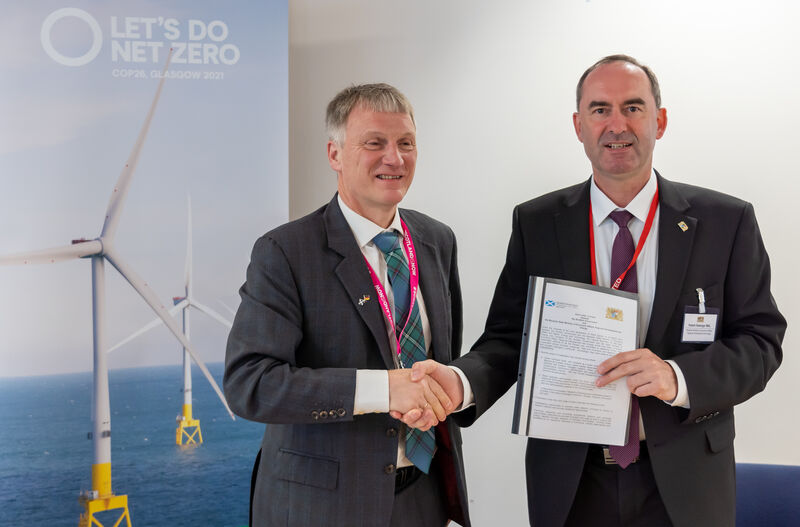 Bayerns Wirtschaftsminister Hubert Aiwanger unterzeichnete eine Absichtserklärung zum Aufbau einer Wasserstoffpartnerschaft mit seinem schottischen Kollegen Ivan McKee. Foto: Elke Neureuther/StMWi
