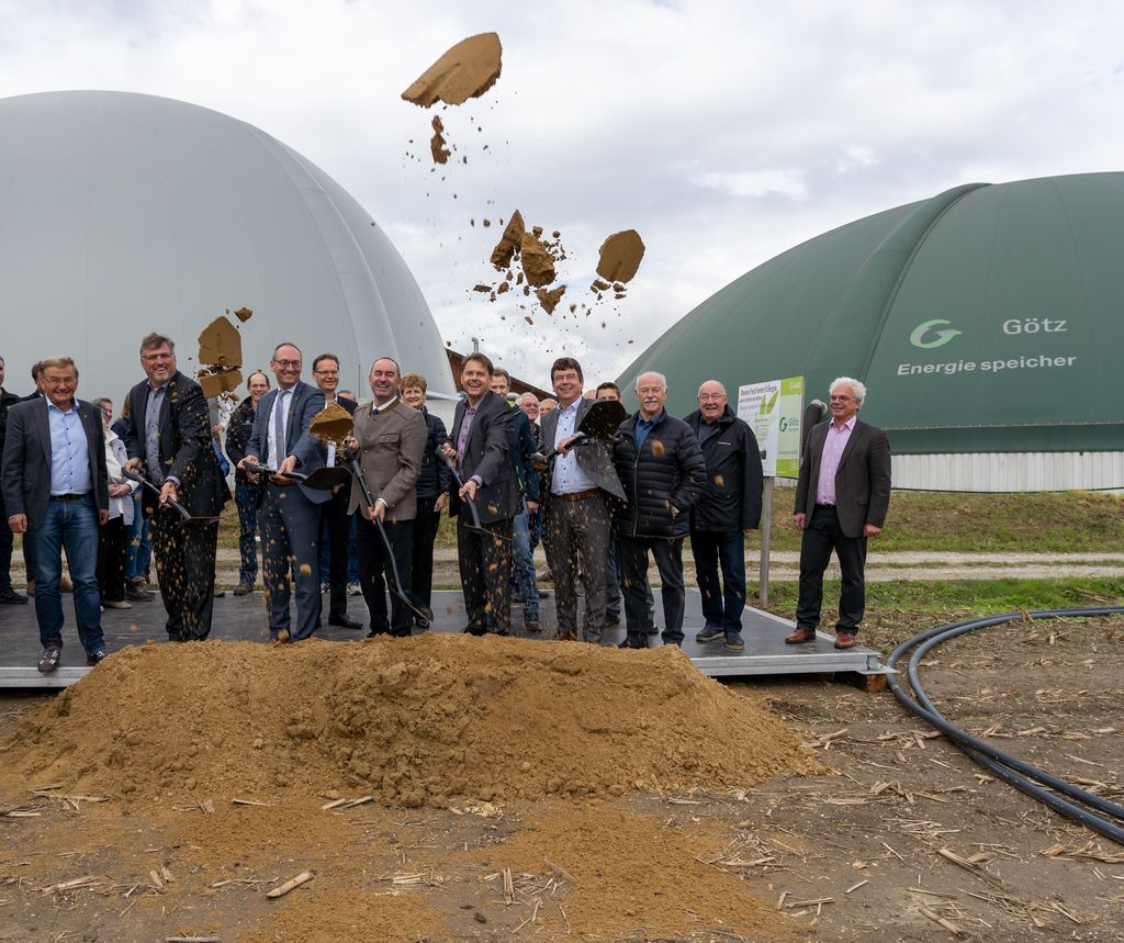 Wirtschaftsminister Hubert Aiwanger startete symbolisch zusammen mit Gabi und Josef Götz, Landrat Stefan Löwl, Bürgermeister Franz Obesser sowie Landtagsabgeordneten und weiteren Gästen die Arbeiten für eine neue Fernwärmeleitung in Markt Indersdorf. © StMWi/E. Neureuther