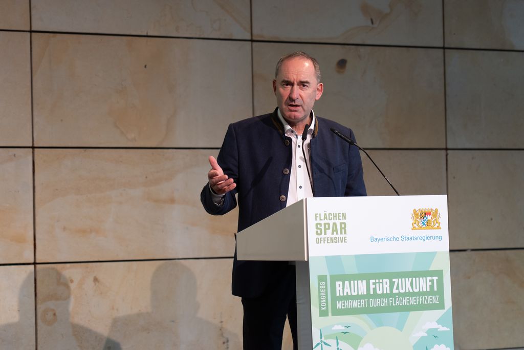 Wirtschaftsminister Hubert Aiwanger auf dem Kongress „Raum für Zukunft: Mehrwert für Flächeneffizienz“ (Foto: StMWi)