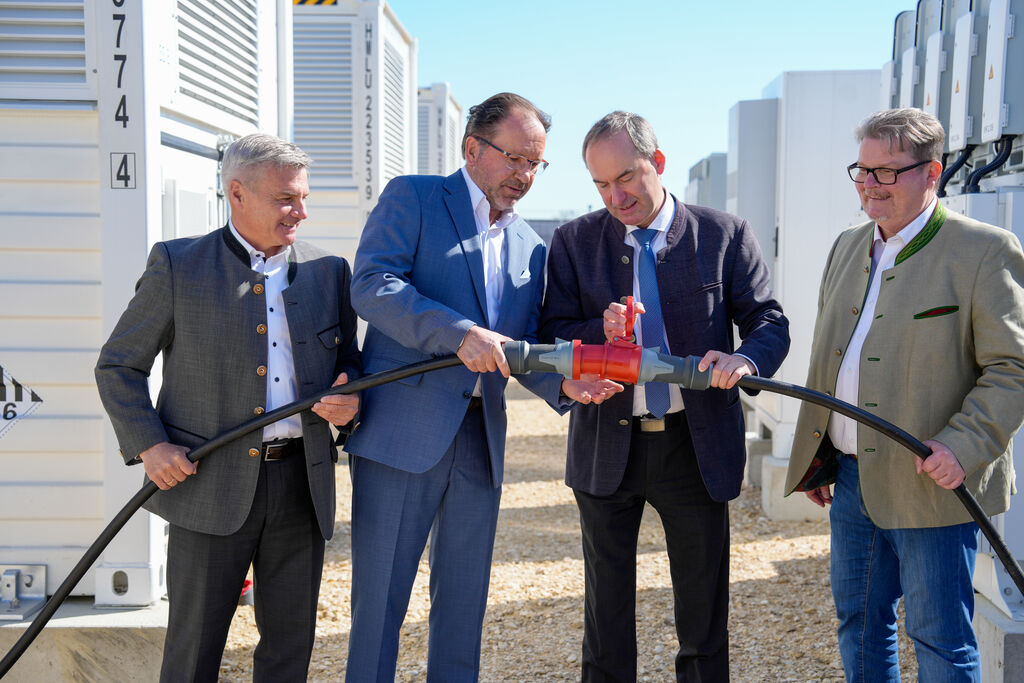 Wirtschaftsminister Hubert Aiwanger nimmt zusammen mit Michael Forstner, Vorstandsvorsitzender der ÜZW Energie AG (2.v.l.), Peter Dreier, Landrat des LKs Landshut (links) sowie Hans-Dieter Neubauer, 1. Bürgermeister Marktgemeinde Essenbach (rechts) den neuen Großspeicher in Altheim offiziell in Betrieb. Foto: StMWi.