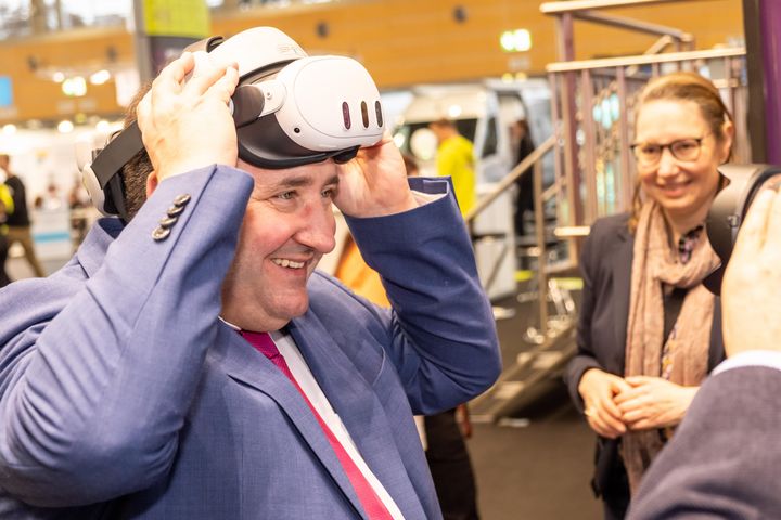 TDG20251208_Gotthardt_161 Bayerns Wirtschaftsstaatssekretär Tobias Gotthardt besucht die Berufsbildungsmesse in Nürnberg.